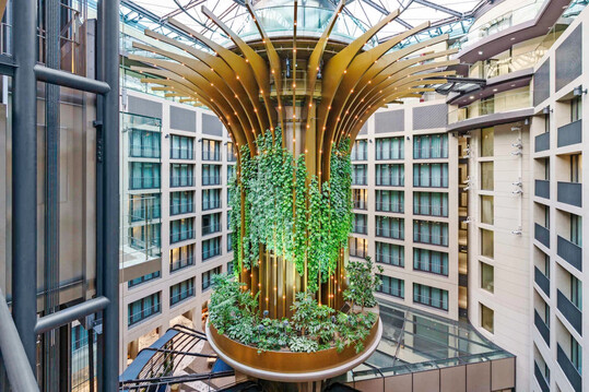 Das Siegerobjekt in der Kategorie BuGG-Innenraumbegrnung des Jahres 2025: Der Living Tree im Radisson Collection Hotel Berlin