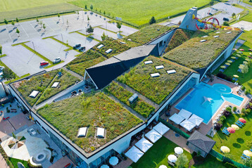 Das BuGG-Grndach des Jahres 2025 ist die Therme Amad in Altenmarkt im Pongau (sterreich).