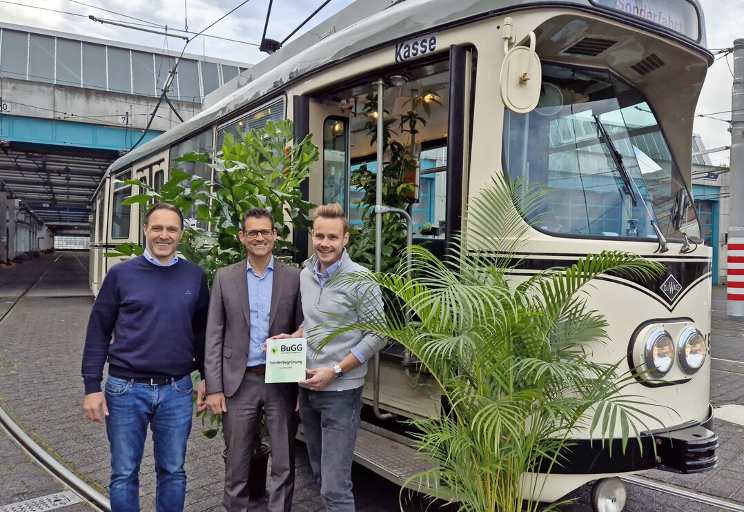 bergabe der Siegerplakette an der historischen Straenbahn (v.l.n.r.): Matthias Grimm (Abteilungsleiter Marketing Rhein-Neckar-Verkehr GmbH), Dr. Gunter Mann (BuGG-Prsident) und Julian Otto (Geschftsfhrer Blumen Otto).