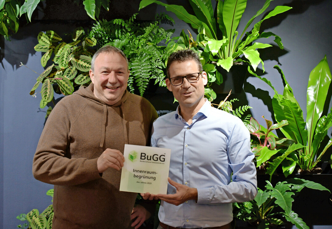 Element Green-Projektplaner Alexander Hildebrand (links) nimmt stellvertretend fr das gesamte Projektteam die Auszeichnung von BuGG-Geschftsfhrer Dr. Gunter Mann entgegen.