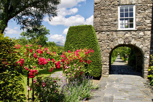Plas Brondanw in Wales