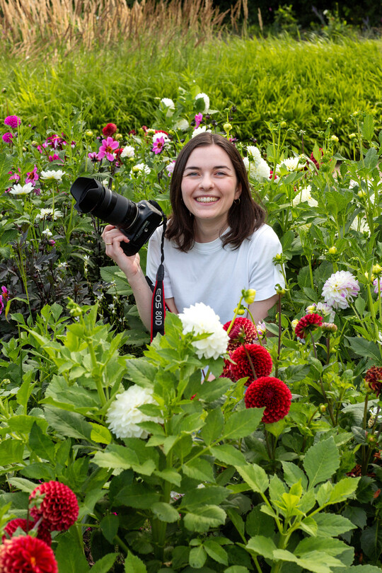 Leonie Maria Humenda, Pflanzplanerin, im Dahliengarten im Park „Gärten der Welt“