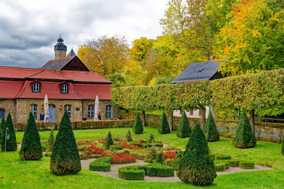 Der Barockgarten mit dem Küchenbau, dahinter Burg Zwernitz