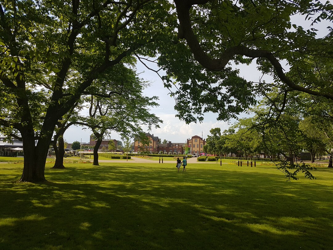 Ingesamt wirkte die auf vier Parkflchen verteilte Laga (hier der Goethepark, in der Nhe vom Haupteingang am Bahnhof) sehr eingewachsen. Durch die Nutzung von bestehenden Parks konnte man auf einen alten Baumbestand zurckgreifen, der eine tolle Kulisse bot.