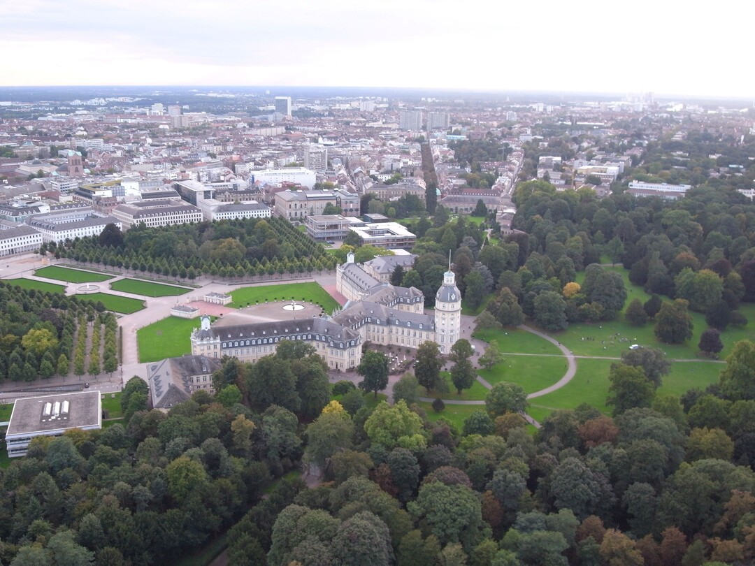 Städtische Park- oder Waldflächen wie hier im Karlsruher Schlossgarten sind für ein gutes Stadtklima wichtiger denn je.