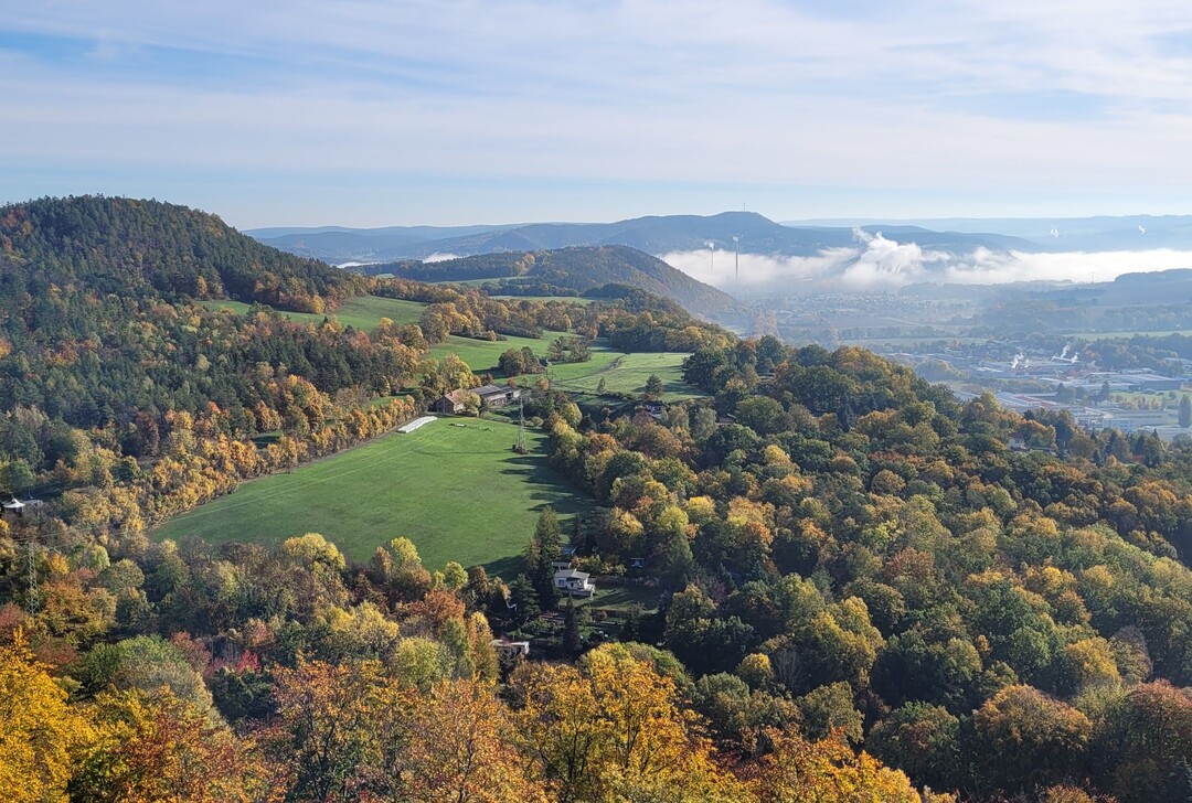 Ab Mitte Oktober 2022 war es in Deutschland nochmals sommerlich warm, wie hier in Bad Blankenburg/Thüringen. Zur Wetterchronologie gehörten der Jahreszeit entsprechend auch dichter Morgennebel.