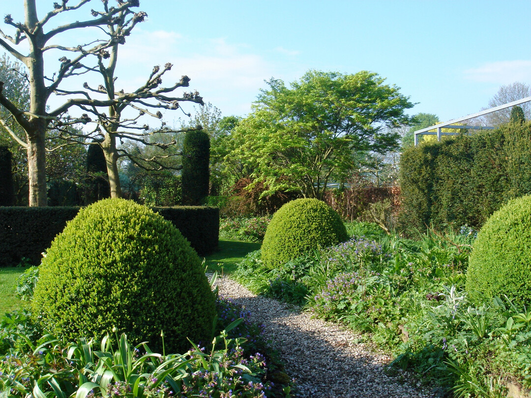 Immer h�ufiger w�nschen sich Gartenbesitzende Wege, die nicht nur sch�n, sondern auch �kologisch sinnvoll sind.