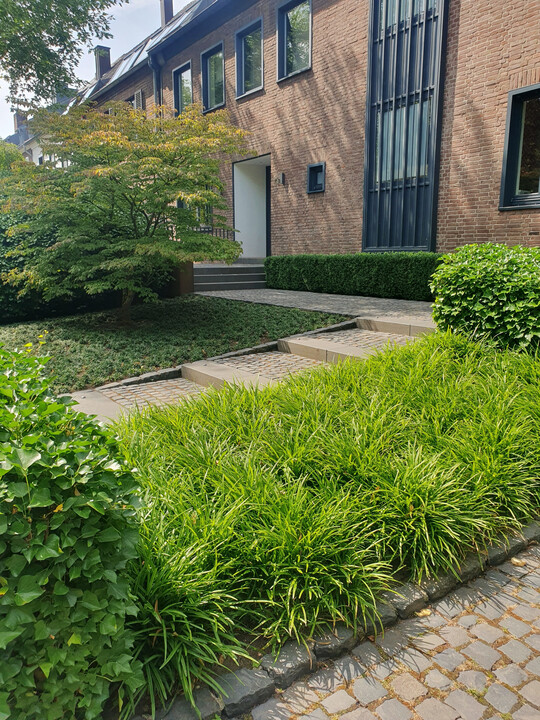 Die Wege sind nicht nur die Verbindungen zwischen Gartenbereichen, sondern sie leiten den Blick, lenken die Schritte und schaffen Struktur im Gr�nen. Zur langfristigen Trittsicherheit geh�ren auch sorgf�ltig ausgebildete Randbefestigungen, etwa durch Kantsteine.