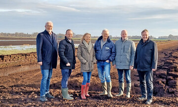 Von links: Ansgar Brockmann, B�rgermeister der Gemeinde Neuenkirchen-V�rden, Dr. Benedikt Beckermann, Kreisrat des Landkreises Vechta, Gabriela Gramann, Gramoflor, Josef Gramann, Gramoflor, Dr. Matthias Schreiber vom Umweltforum Osnabr�cker Land und Prof. Dr. Michael Rode vom Bund f�r Umwelt und Naturschutz Deutschland (BUND) Landesverband Niedersachsen.