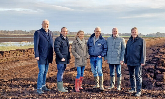 Von links: Ansgar Brockmann, Bürgermeister der Gemeinde Neuenkirchen-Vörden, Dr. Benedikt Beckermann, Kreisrat des Landkreises Vechta, Gabriela Gramann, Gramoflor, Josef Gramann, Gramoflor, Dr. Matthias Schreiber vom Umweltforum Osnabrücker Land und Prof. Dr. Michael Rode vom Bund für Umwelt und Naturschutz Deutschland (BUND) Landesverband Niedersachsen.