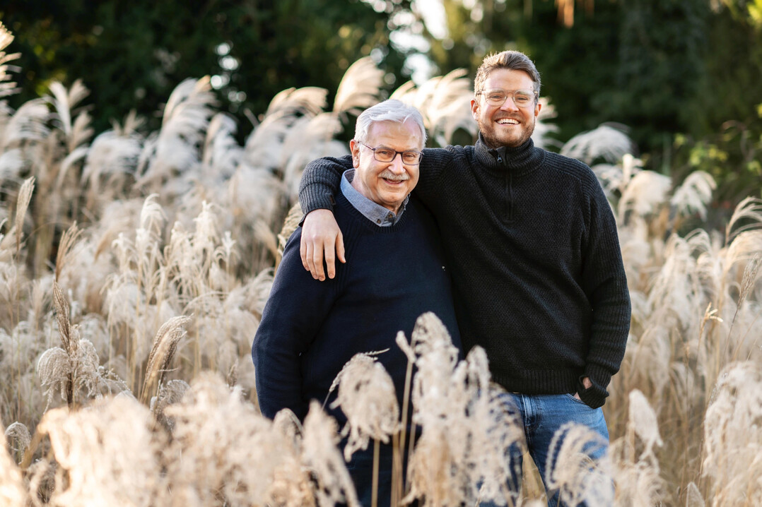 Eine Geschichte, die weiterw�chst: Vor �ber 50 Jahren begann Wolfgang H�rtel, mit Leidenschaft und Hingabe die traditionsreiche G�rtnerei "Foerster Stauden" wieder aufzubauen. Auch in Zeiten des Wandels blieb er und bewahrte, was wertvoll war. Heute f�hrt sein Sohn Henryk diesen Weg weiter, gepr�gt von den Werten der Familie und dem Blick nach vorn.