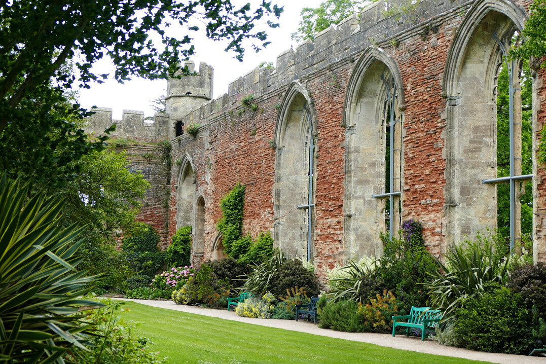 Der �Ruinengarten� mit charaktervoller zeitgen�ssischer Bepflanzung liegt inmitten des Gartens des Bischofspalastes und bietet eine besondere Atmosph�re.