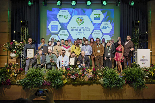 Hillier Nurseries, ein Geh�lzproduzent aus Gro�britannien, wurde vom Internationalen Verband der Gartenbauproduzenten (AIPH) mit dem Titel �International Grower of the Year 2026� (IGOTY) ausgezeichnet. Auf dem Gruppenbild sind Preistr�ger weiterer Einzelkategorien zu sehen.