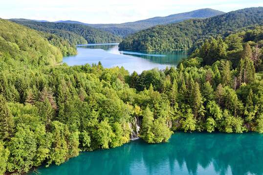 Wie eine Perlenkette liegen die Plitvicer Seen (im Bild: Prošcansko jezero) eingebettet in die großflächigen Buchenwälder der Karstlandschaft Lika in Kroatien.