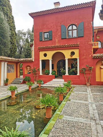 Patio mit Wasserbecken direkt am Haus