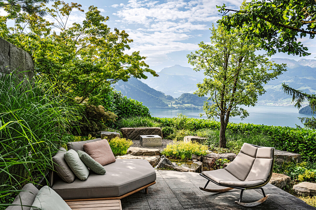 Der Ausblick ist ein Element der Gestaltung: Der Vierwaldstättersee taucht den Garten in immer neue Stimmungen.