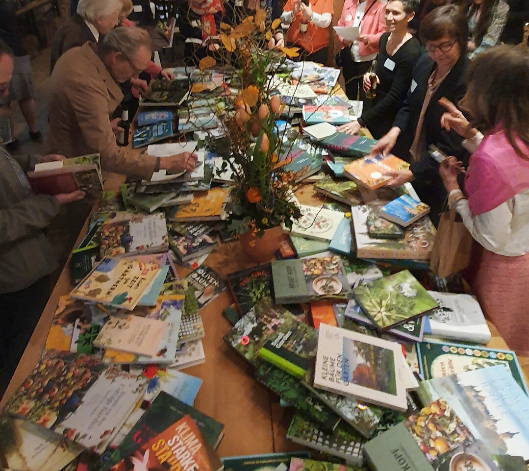 Büchertisch bei der Preisverleihung auf Schloss Dennenlohe