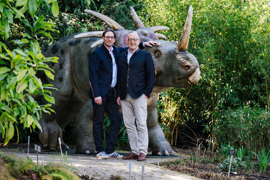 Die beiden Mainau-Geschäftsführer Björn Graf Bernadotte und Michael Roensch beim Saisonstart 2026 in der Orchideenschau im Palmenhaus der Insel Mainau.