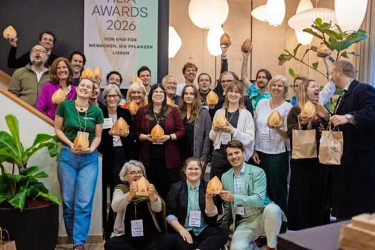 So sehen gl�ckliche Gewinner*innen aus. Die ersten Tilia Awards in Berlin waren ein gro�er Erfolg. Die Liste aller Preistr�ger*innen, Sponsoren und F�rderer steht auf www.tilia-awards.com