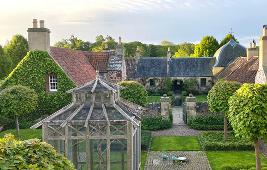 Das Herzst�ck der G�rten sind die minimalistisch gestalteten Innenh�fe. Robert Dalrymple ist ein Meister der Symmetrie, Perspektive, der Bl�cke und klaren Linien.