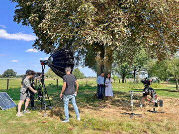 Blick hinter die Kulissen der Filmreihe �G�rten des Jahres�: Das Moderatorenduo Anina 
Pommerenke und Bernd Franzen w�hrend der Dreharbeiten zur neuen Episode. Produziert 
wird die Video-Reihe vom D�sseldorfer Filmteam Kamerad, das die ausgezeichneten 
Privatg�rten gekonnt in Szene setzt.