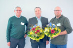Martin Häussermann gratuliert als stellvertretender Vorsitzender Michael Moll und Christoph Hokema zur ihrer Wiederwahl.
