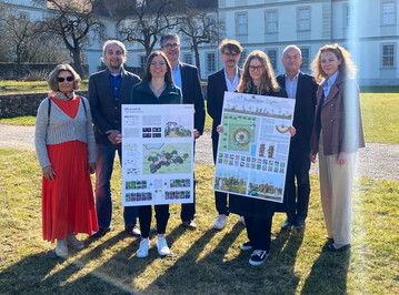 Die Wettbewerbsjury gemeinsam mit den Gewinnerinnen des Schaugartenwettbewerbs 2026 und des Sonderpreises der Herbert-Heise-Stiftung vor Schloss Fasanerie.