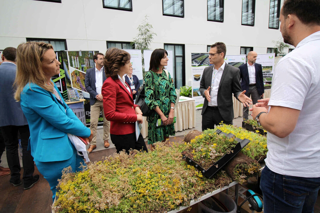 Prominenter H�hepunkt wird der Politik-Rundgang �ber die Branchenschau sein. Auf dem
Bild beim Weltkongress 2023 mit der parlamentarischen Staatssekret�rin Elisabeth Kaiser (2.v.l.) und der Staatssekret�rin Dr. Britta Behrendt (3.v.l.)