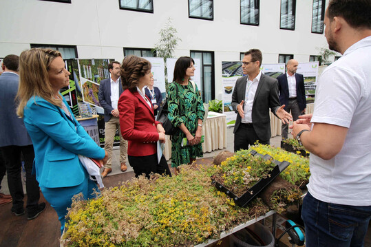 Prominenter H�hepunkt wird der Politik-Rundgang �ber die Branchenschau sein. Auf dem
Bild beim Weltkongress 2023 mit der parlamentarischen Staatssekret�rin Elisabeth Kaiser (2.v.l.) und der Staatssekret�rin Dr. Britta Behrendt (3.v.l.)