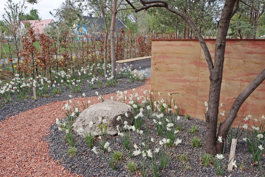 Der Garten �Kreislauf� zeigt, wie sich Nachhaltigkeit, �sthetik und Funktionalit�t miteinander verbinden lassen. Hier wurden ausschlie�lich wasserdurchl�ssige Bel�ge verwendet. Ausgew�hlt wurden trockenheitsvertr�gliche Stauden und Gr�ser. Geplant hat den Garten Burkhard Damm (
<a href="https://www.damm-refugium.de"  target="_blank" >www.damm-refugium.de</a>
), ausgef�hrt Ralf Cremers (
<a href="https://www.cremers-gala.de"  target="_blank" >www.cremers-gala.de</a>
).