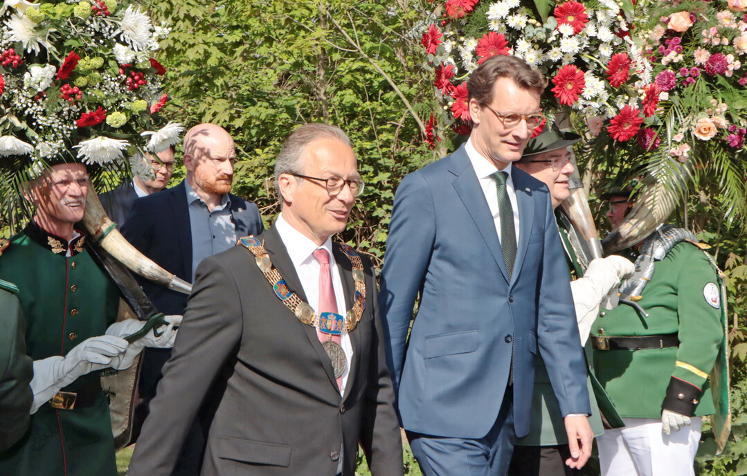 Ministerpr�sident Hendrik W�st wurde von B�rgermeister Reiner Breuer (links) empfangen und blumenhorntragenden H�nessen empfangen. Der Ministerpr�sident hatte es nicht weit � die Staatskanzlei in D�sseldorf ist in Luftlinie nur knapp 5 km vom Gartenschaugel�nde entfernt.