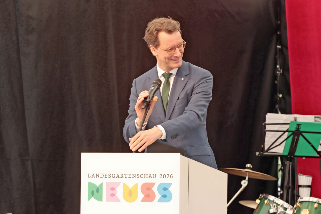 Als willkommenes Gastgeschenk brachte Ministerpr�sident Hendrik W�st den F�rderbescheid des Landes �ber sechs Millionen Euro mit.