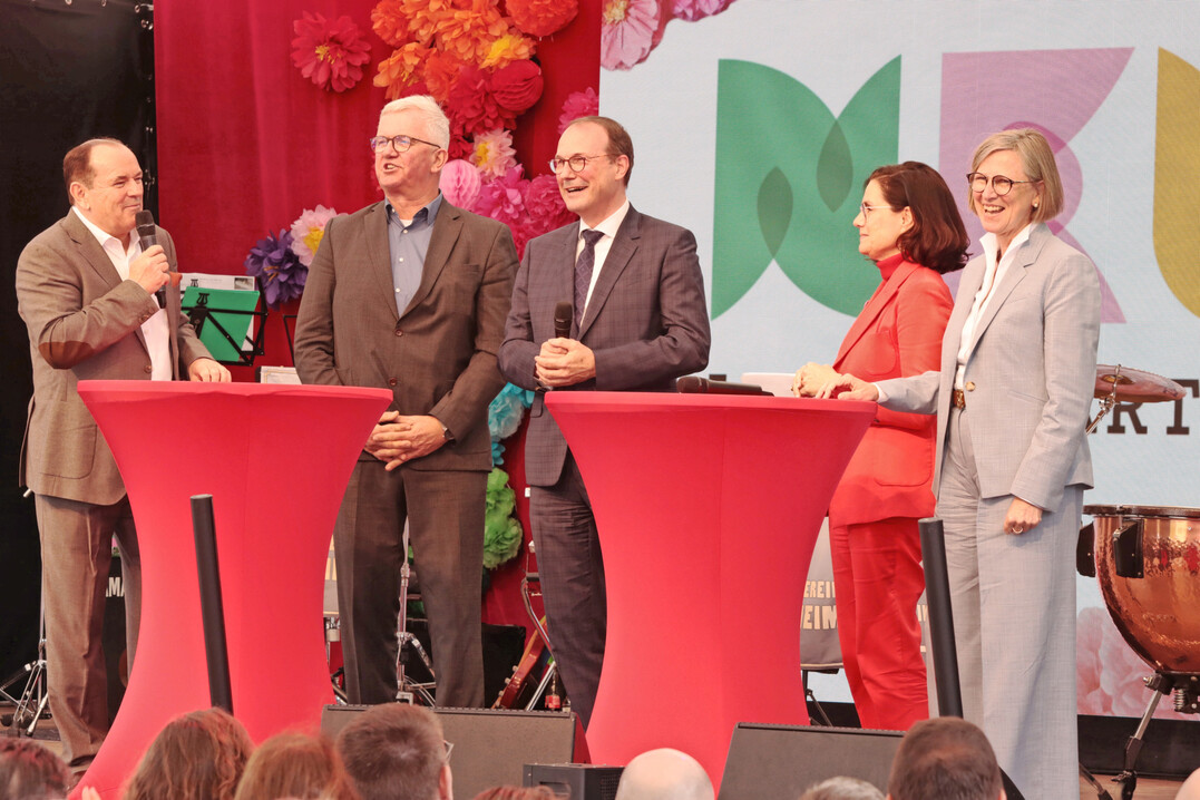 Was ist Ihr Lieblingsort auf der Gartenschau? Moderator Wolfram Kons kam auf der B�hne inst Gespr�ch mit (von links) Hans-Christian Eckhardt (Vizepr�sident VGL NRW), Christoph H�lters (Beigeordneter der Stadt Neuss f�r den Bereich Planung und Mobilit�t), Sandra Maria Brauer (Co-Vorsitzende des Vereins GR�NES HERZ NEUSS) und Annette Nothnagel (Gesch�ftsf�hrerin LGS Neuss 2026).