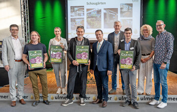 Ehrung der Betriebe mit Schaugarten, v. l. Stefan Lohnert, GF Messe Stuttgart, Frieder Weigand, Kristina Heim, Michael Kupka, Minister Hauk, MLR, Matthias Kaiser und Hannes Stra�, Uschi App, Vizepr�sidentin und Vorst�ndin f�r �ffentlichkeitsarbeit im Bundesverband GaLaBau, Wolfgang Weber, stellvertretender Vorstandsvorsitzender des VGL BW