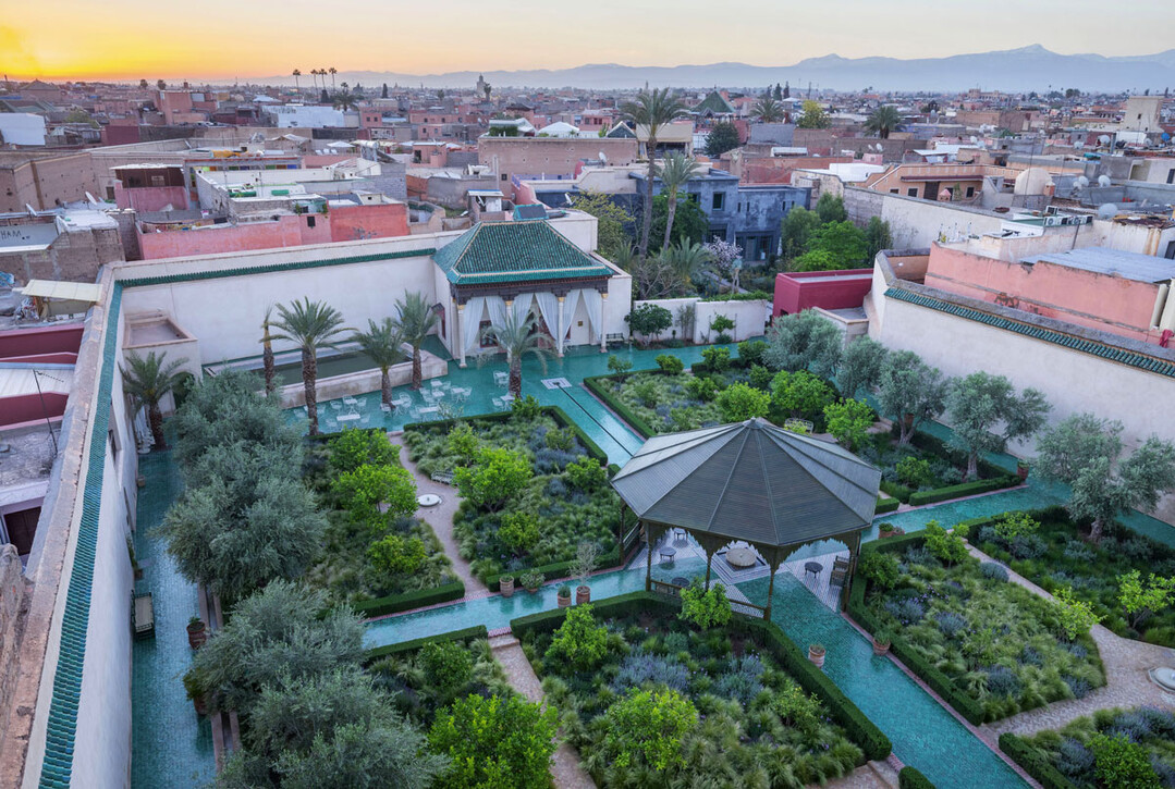 Der Islamische Gartenbereich mit typischer Vierteilung durch Wasserrinnen, dahinter ein Blick ber Marrakesch