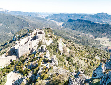 Peyrepertuse liegt auf 800 m Hhe und ist die grte Festungsanlage der Katharer. Von oben geniet man eine herrliche Aussicht auf das Mittelmeer, die Pyrenen und die Burg von Quribus. Im Frhling lsst sich zwischen den Felsen- und Mauerritzen eine vielfltige Flora entdecken.
