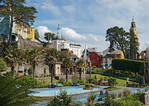Die „Piazza” in Portmeirion: Mediterrane Pflanzen rund um ein formales Wasserbecken bringen mediterranes Flair nach Nordwales.