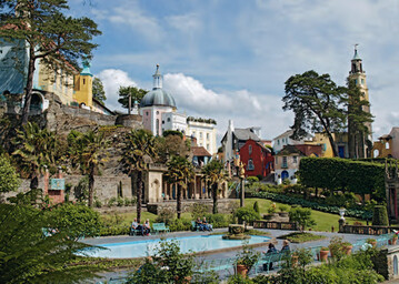 Die Piazza in Portmeirion: Mediterrane Pflanzen rund um ein formales Wasserbecken bringen mediterranes Flair nach Nordwales.