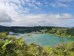 Blick auf den Lagoa Azul und Lagoa
Verde, zwei miteinander verbundene
Seen unterschiedlicher Farben und das
größte Süßwasserreservoir der Insel.