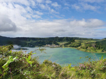 Blick auf den Lagoa Azul und Lagoa
Verde, zwei miteinander verbundene
Seen unterschiedlicher Farben und das 
grte Swasserreservoir der Insel.
