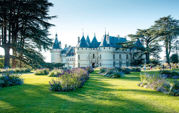 Das Schloss Chaumont wird gerahmt von stattlichen Libanon-Zedern und langgezogenen Blumenrabatten.