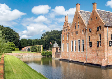 Die Wasserburg Menkemaborg ist von einem inneren Wassergraben umgeben, der zweite uere Wassergraben verluft entlang der Gartengrenze. Im Hintergrund die Kastenlinden und der Rotbuchenwald.