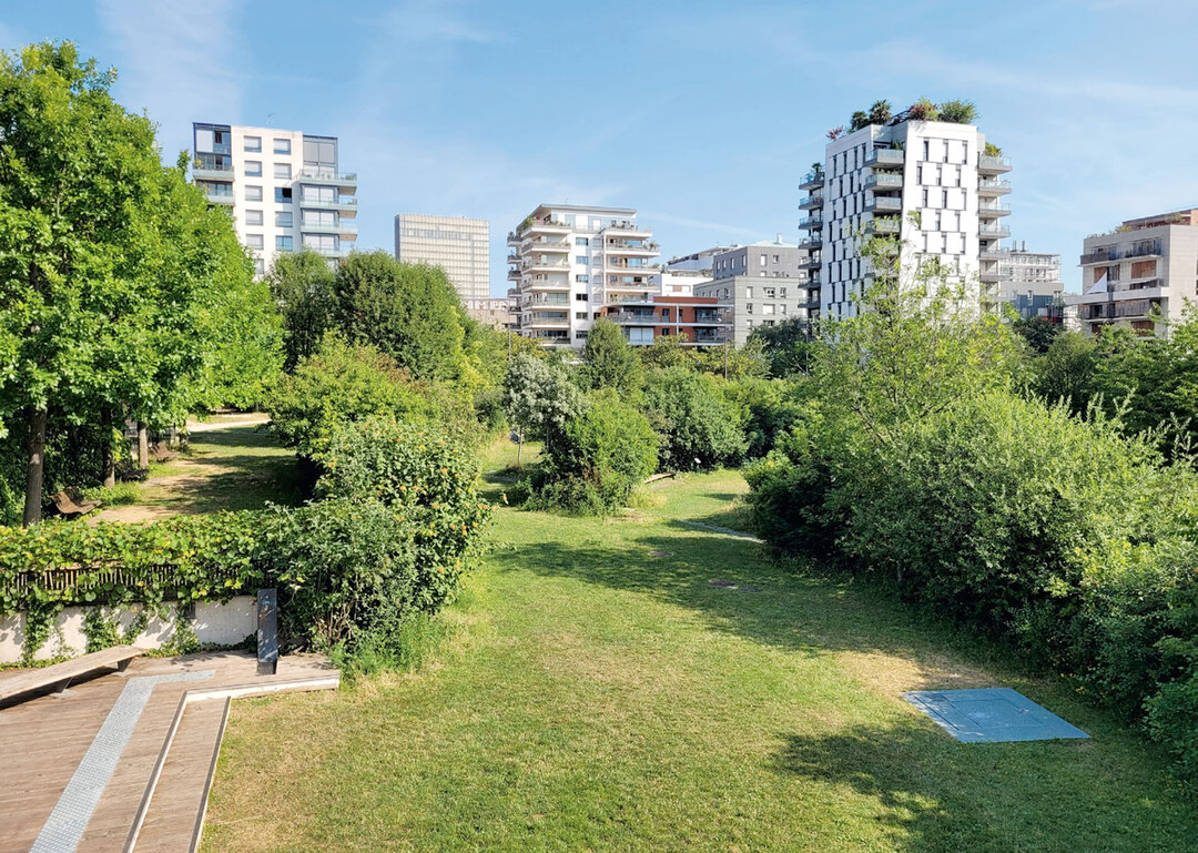 Jardins Abb-Pierre Grands Moulins: Statt einer groen Freiflche ist der Park durch Hecken und Hhenstufen gegliedert.