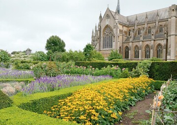 Blick ber den Schnittblumengarten als Teil des historischen Kchengartens auf die Kathedrale von Arundel in direkter Nachbarschaft zum Schloss