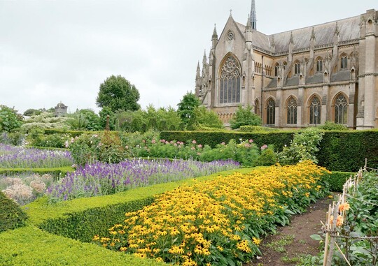 Blick ber den Schnittblumengarten als Teil des historischen Kchengartens auf die Kathedrale von Arundel in direkter Nachbarschaft zum Schloss