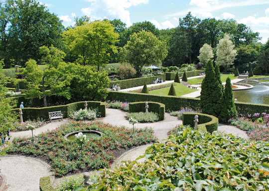 Von der Aussichtsplattform bietet sich ein Rundumblick auf das Rosarium der Schlossgrten von Arcen.