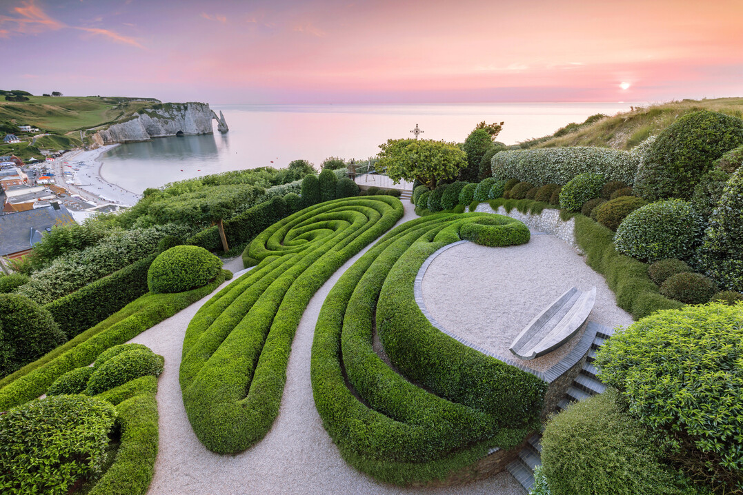Ausblick vom Jardin Impressions auf den Ärmelkanal in der Normandie mit der Alabasterküste und dem Porte d’Aval