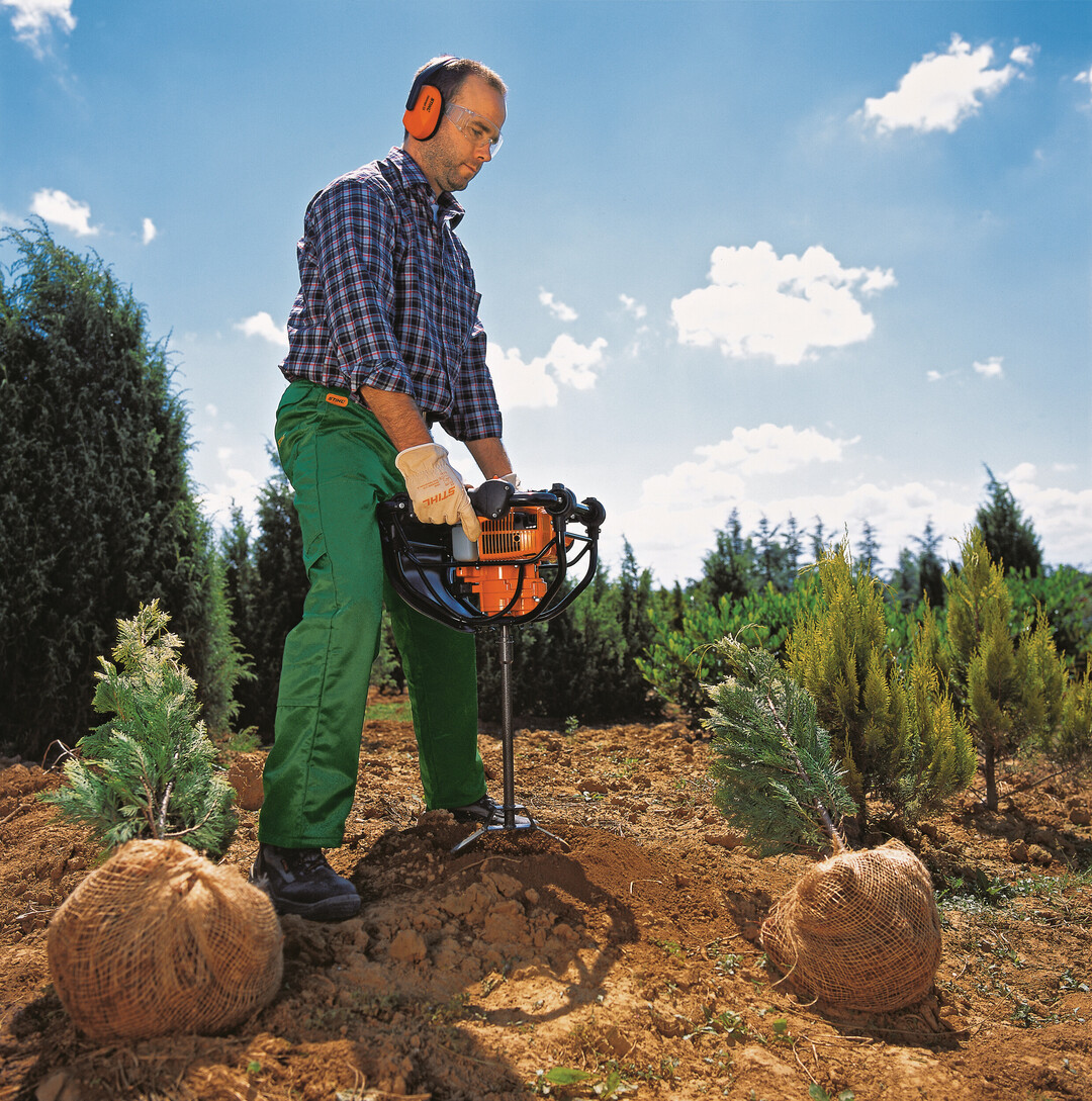 Das Erdbohrger�t von Stihl kommt mit �QuickStop�-Motorbremse (Hebel an der H�fte), die dem Karusselleffekt vorbeugt 