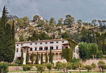Im Norden von Mallorca,
vor den Auslufern des 
Tramuntana-Gebirges, 
liegt das Landgut La Raixa. 