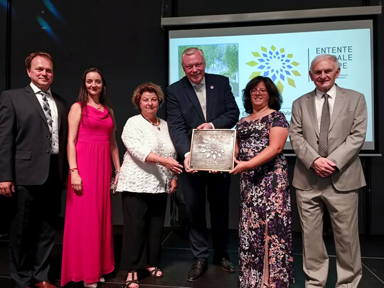 Sieger aus Deutschland umrahmt von der „Entente Florale“-Jury: Jaroslav Brzak (v.l. Tschechien), Eszther Toth (Ungarn), Hildegunde Henrich (Deutschland), Höxters Bürgermeister Daniel Hartmann, Baudezernentin Claudia Koch und Jury-Chef Christy Boylan (Irland)
